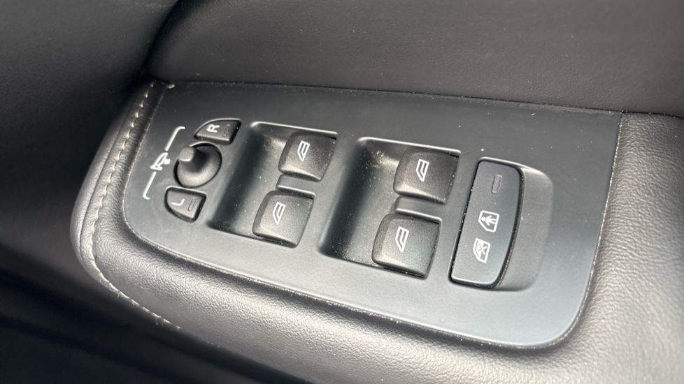 Volvo XC60 2.0 T8 [455] PHEV Ultra Dark 5dr AWD Geartronic Estate - Image 24