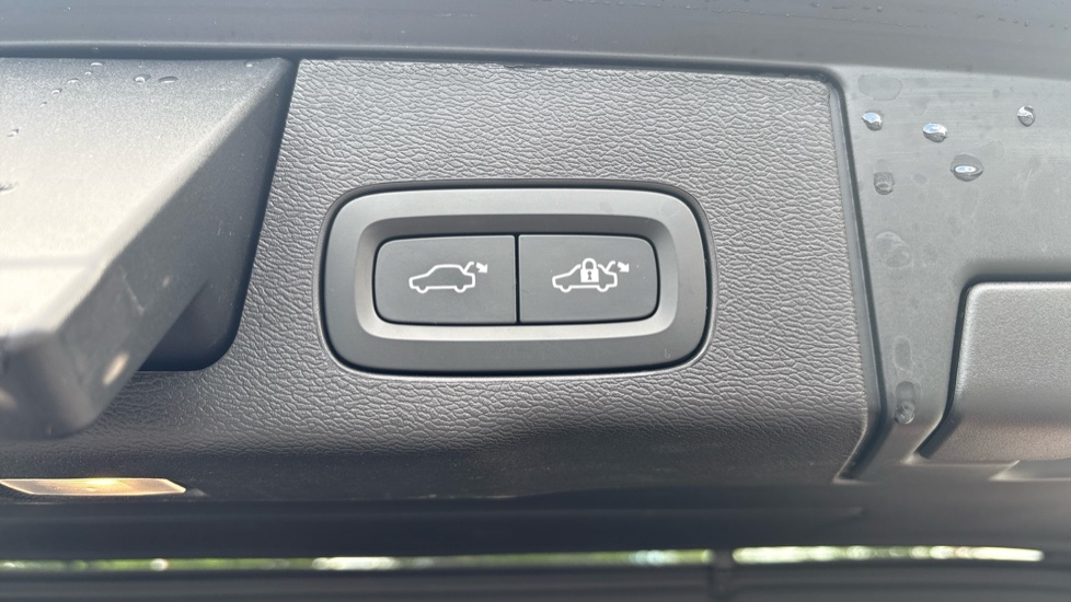Volvo XC60 2.0 T8 [455] PHEV Ultra Dark 5dr AWD Geartronic Estate - Image 36
