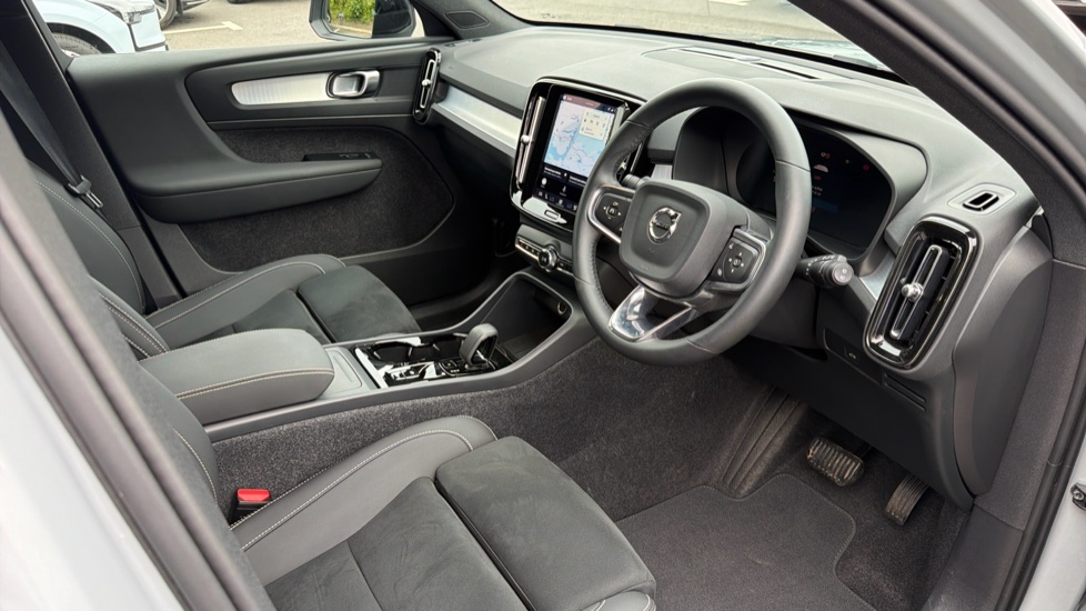 Volvo XC40 2.0 B4P Plus Dark 5dr Auto Petrol Estate - Image 4