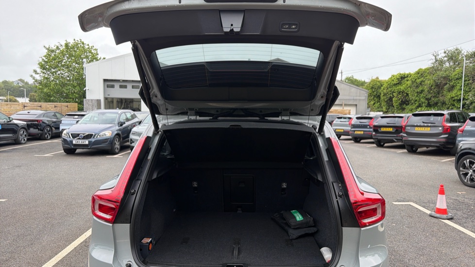 Volvo XC40 2.0 B4P Plus Dark 5dr Auto Petrol Estate - Image 13