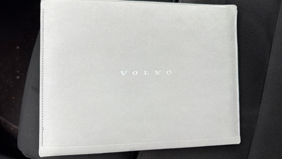Volvo XC40 2.0 B4P Plus Dark 5dr Auto Petrol Estate - Image 14