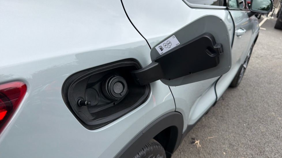 Volvo XC40 2.0 B4P Plus Dark 5dr Auto Petrol Estate - Image 15
