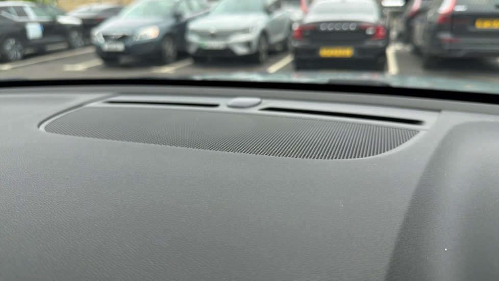 Volvo XC40 2.0 B4P Plus Dark 5dr Auto Petrol Estate - Image 24