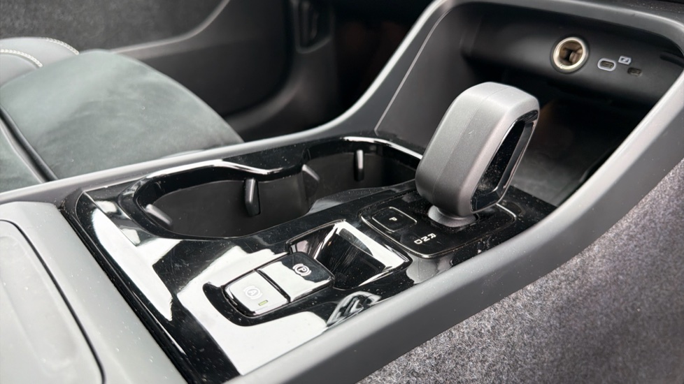 Volvo XC40 2.0 B4P Plus Dark 5dr Auto Petrol Estate - Image 25