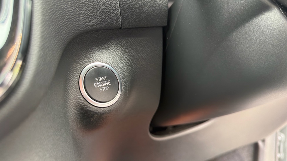 Volvo XC40 2.0 B4P Plus Dark 5dr Auto Petrol Estate - Image 26