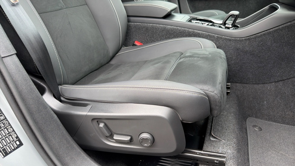 Volvo XC40 2.0 B4P Plus Dark 5dr Auto Petrol Estate - Image 29