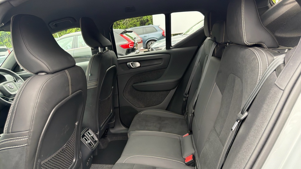 Volvo XC40 2.0 B4P Plus Dark 5dr Auto Petrol Estate - Image 32