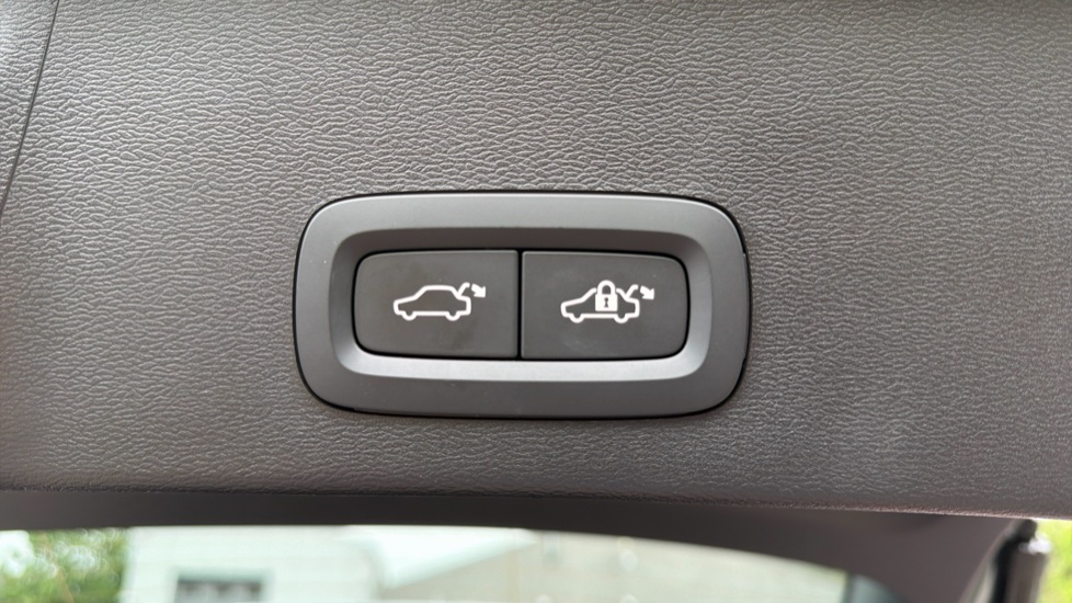 Volvo XC40 2.0 B4P Plus Dark 5dr Auto Petrol Estate - Image 34