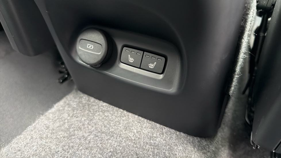 Volvo XC40 2.0 B4P Plus Dark 5dr Auto Petrol Estate - Image 40