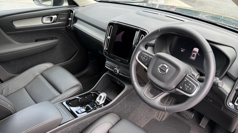 Volvo XC40 2.0 B3P Ultra Dark 5dr Auto Petrol Estate - Image 4
