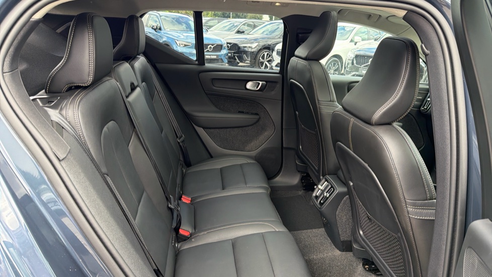 Volvo XC40 2.0 B3P Ultra Dark 5dr Auto Petrol Estate - Image 6