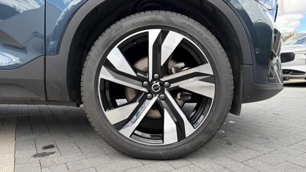 Volvo XC40 2.0 B3P Ultra Dark 5dr Auto Petrol Estate - Image 9