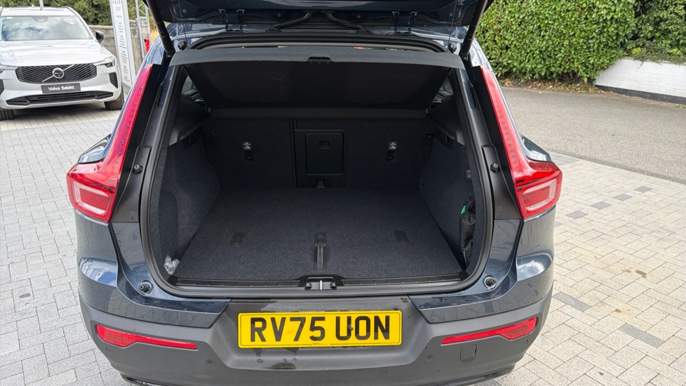 Volvo XC40 2.0 B3P Ultra Dark 5dr Auto Petrol Estate - Image 13