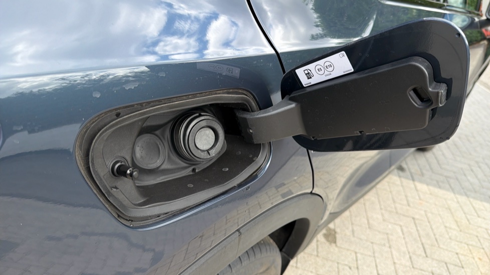 Volvo XC40 2.0 B3P Ultra Dark 5dr Auto Petrol Estate - Image 16