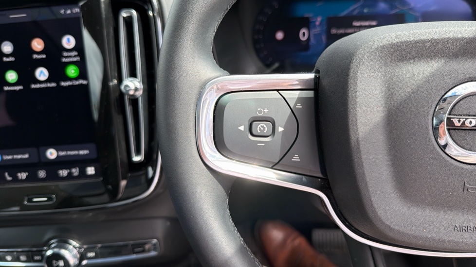 Volvo XC40 2.0 B3P Ultra Dark 5dr Auto Petrol Estate - Image 21