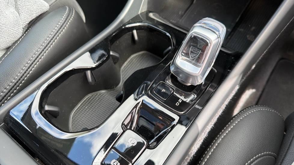 Volvo XC40 2.0 B3P Ultra Dark 5dr Auto Petrol Estate - Image 26