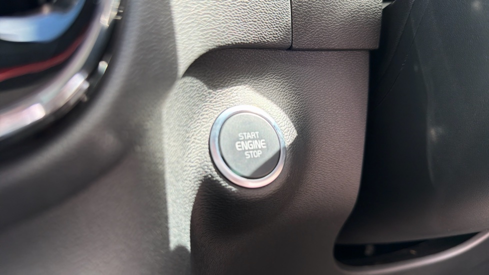 Volvo XC40 2.0 B3P Ultra Dark 5dr Auto Petrol Estate - Image 27