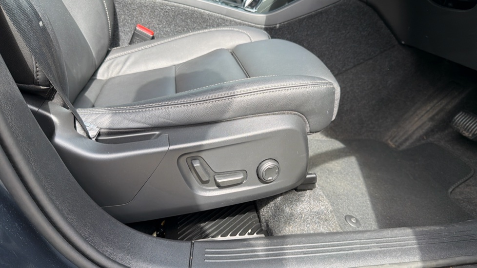 Volvo XC40 2.0 B3P Ultra Dark 5dr Auto Petrol Estate - Image 30