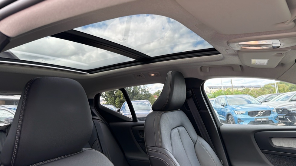 Volvo XC40 2.0 B3P Ultra Dark 5dr Auto Petrol Estate - Image 31