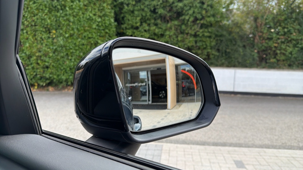 Volvo XC40 2.0 B3P Ultra Dark 5dr Auto Petrol Estate - Image 32