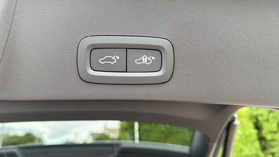 Volvo XC40 2.0 B3P Ultra Dark 5dr Auto Petrol Estate - Image 35