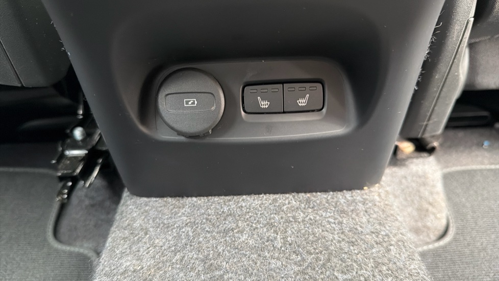 Volvo XC40 2.0 B3P Ultra Dark 5dr Auto Petrol Estate - Image 36