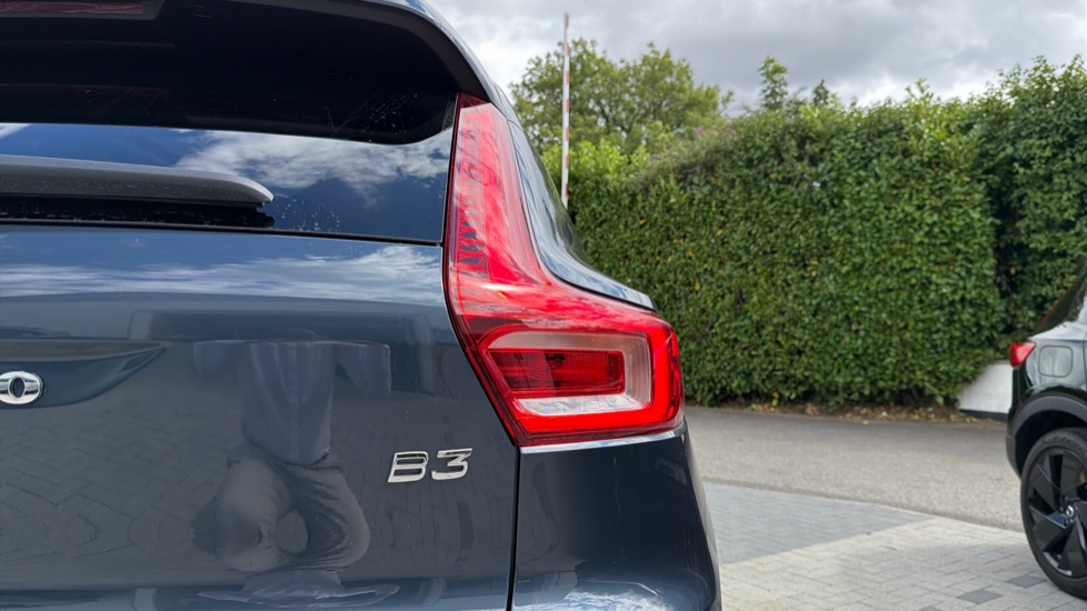Volvo XC40 2.0 B3P Ultra Dark 5dr Auto Petrol Estate - Image 44