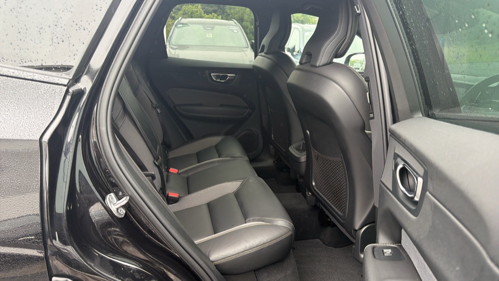 Volvo XC60 2.0 B5P R DESIGN Pro 5dr AWD Geartronic Petrol Estate - Image 6