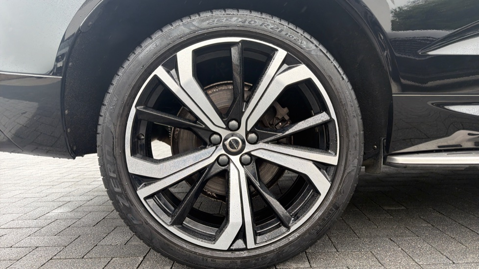 Volvo XC60 2.0 B5P R DESIGN Pro 5dr AWD Geartronic Petrol Estate - Image 9