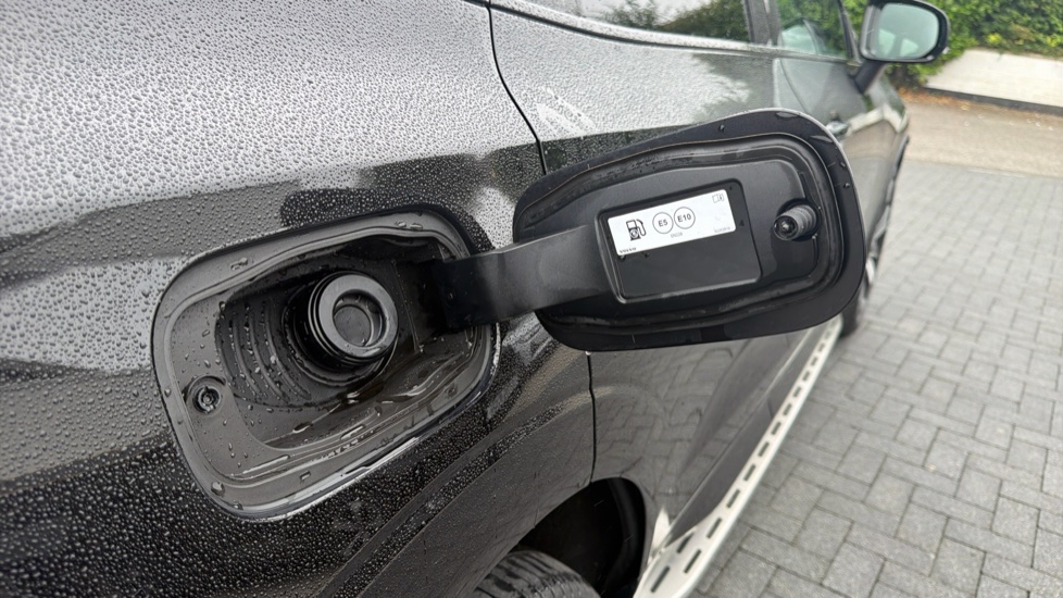 Volvo XC60 2.0 B5P R DESIGN Pro 5dr AWD Geartronic Petrol Estate - Image 16