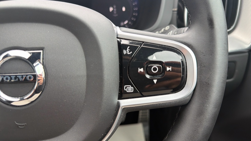Volvo XC60 2.0 B5P R DESIGN Pro 5dr AWD Geartronic Petrol Estate - Image 21