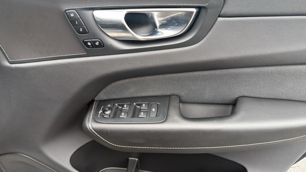 Volvo XC60 2.0 B5P R DESIGN Pro 5dr AWD Geartronic Petrol Estate - Image 23