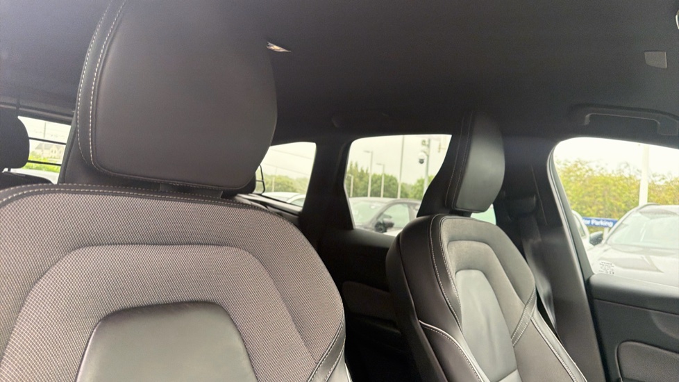 Volvo XC60 2.0 B5P R DESIGN Pro 5dr AWD Geartronic Petrol Estate - Image 30