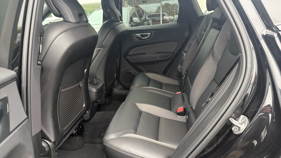 Volvo XC60 2.0 B5P R DESIGN Pro 5dr AWD Geartronic Petrol Estate - Image 32