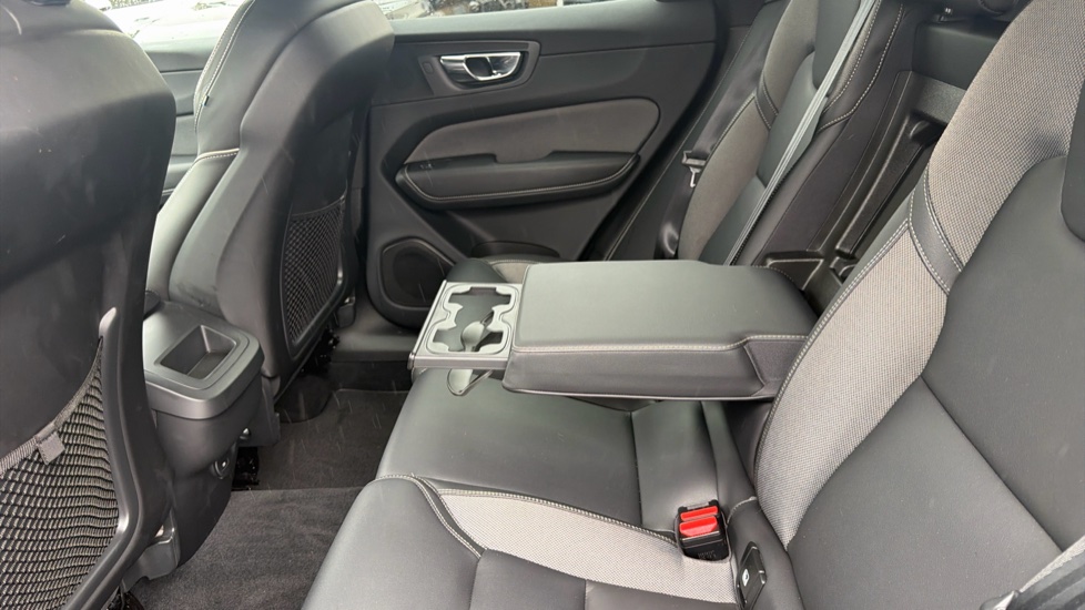 Volvo XC60 2.0 B5P R DESIGN Pro 5dr AWD Geartronic Petrol Estate - Image 33