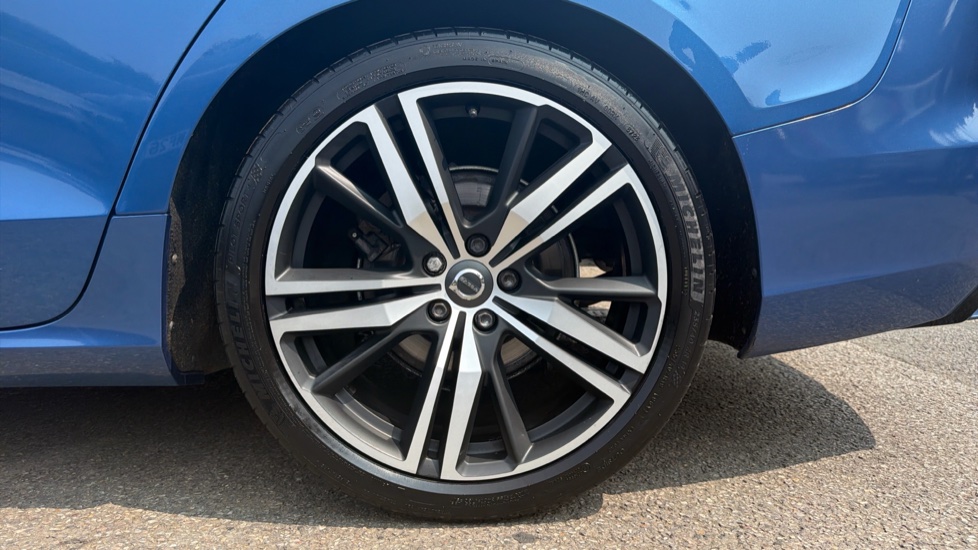 Volvo V60 2.0 D4 [190] R DESIGN Pro 5dr Auto Diesel Estate - Image 9