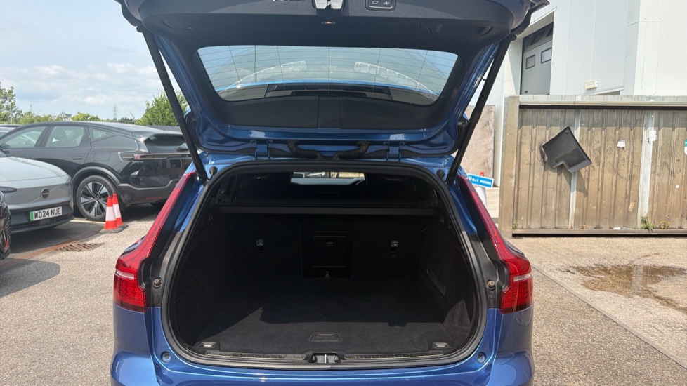 Volvo V60 2.0 D4 [190] R DESIGN Pro 5dr Auto Diesel Estate - Image 13