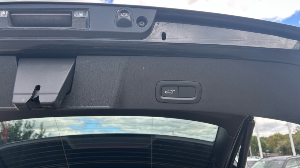 Volvo XC40 2.0 B3P Core 5dr Auto Petrol Estate - Image 21