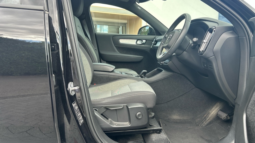 Volvo XC40 2.0 B3P Core 5dr Auto Petrol Estate - Image 23