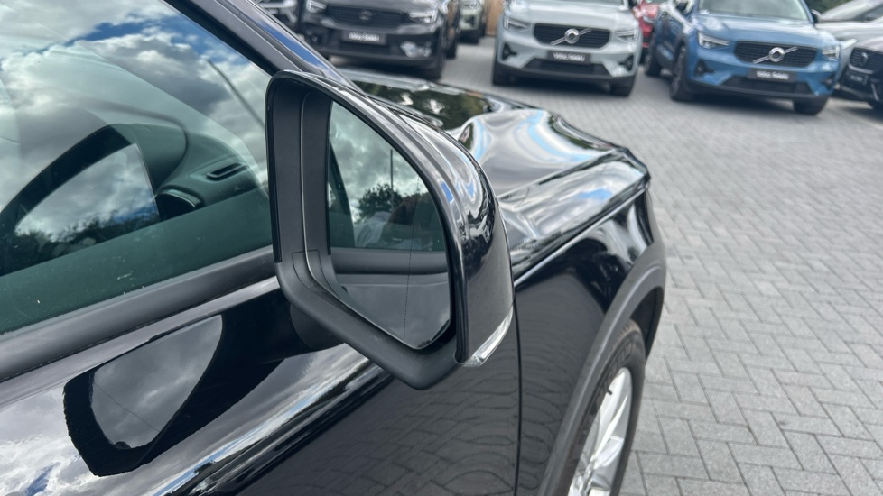 Volvo XC40 2.0 B3P Core 5dr Auto Petrol Estate - Image 25