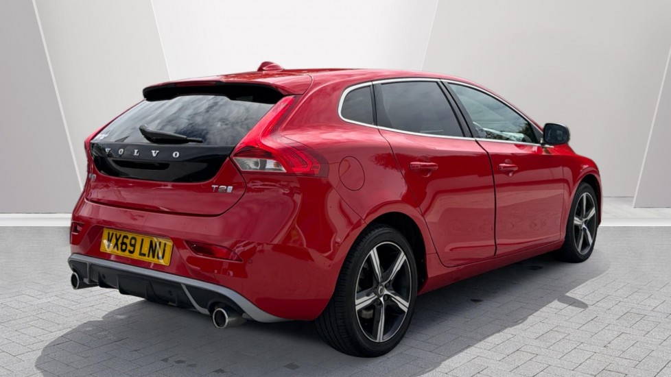 Volvo V40 T2 [122] R DESIGN Edition 5dr Petrol Hatchback - Image 2