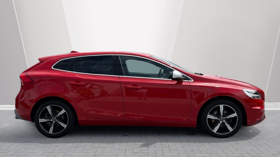 Volvo V40 T2 [122] R DESIGN Edition 5dr Petrol Hatchback - Image 3