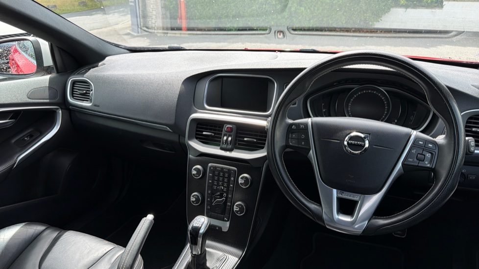 Volvo V40 T2 [122] R DESIGN Edition 5dr Petrol Hatchback - Image 4