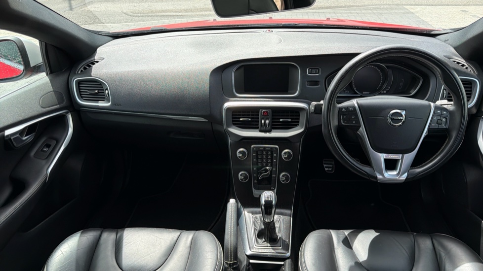 Volvo V40 T2 [122] R DESIGN Edition 5dr Petrol Hatchback - Image 5