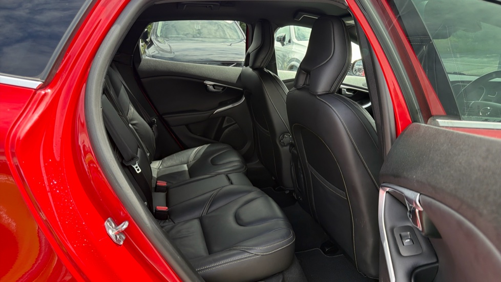Volvo V40 T2 [122] R DESIGN Edition 5dr Petrol Hatchback - Image 6