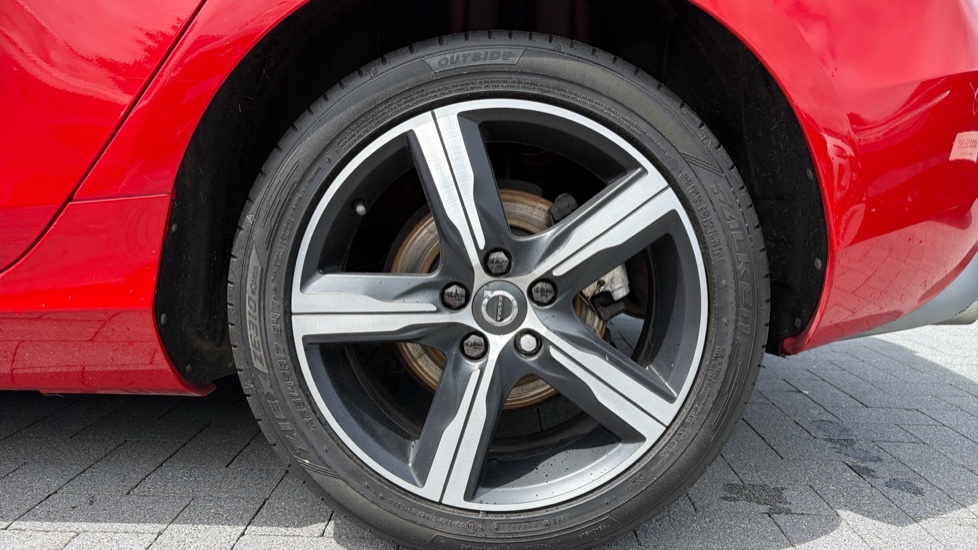 Volvo V40 T2 [122] R DESIGN Edition 5dr Petrol Hatchback - Image 9