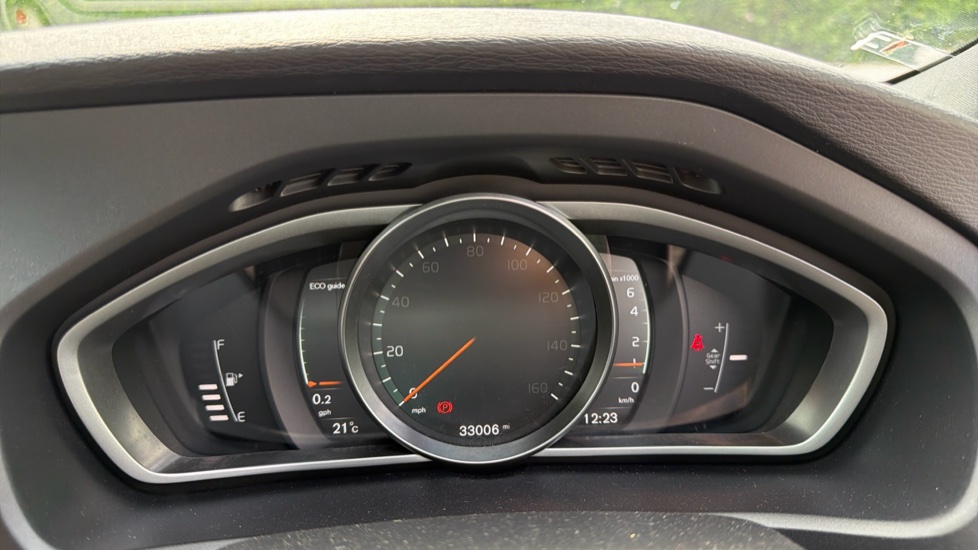 Volvo V40 T2 [122] R DESIGN Edition 5dr Petrol Hatchback - Image 11
