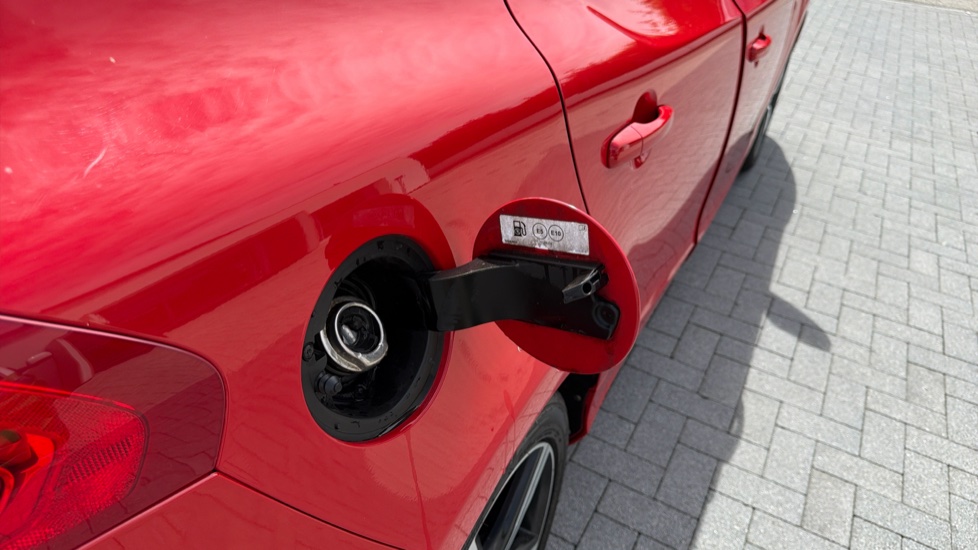 Volvo V40 T2 [122] R DESIGN Edition 5dr Petrol Hatchback - Image 15