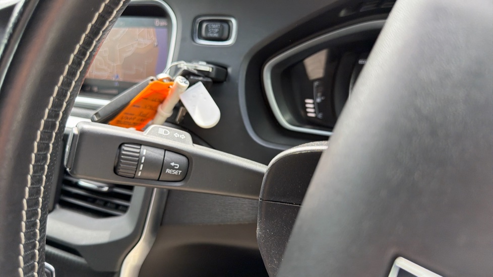 Volvo V40 T2 [122] R DESIGN Edition 5dr Petrol Hatchback - Image 19