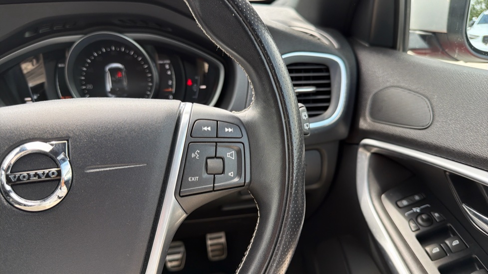 Volvo V40 T2 [122] R DESIGN Edition 5dr Petrol Hatchback - Image 21